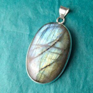2/30$ NWOT labradorite oval 925 silver  pendant